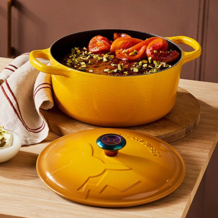 Pokémon Le Creuset Cocotte Ronde: Pikachu Edition thumbnail 2