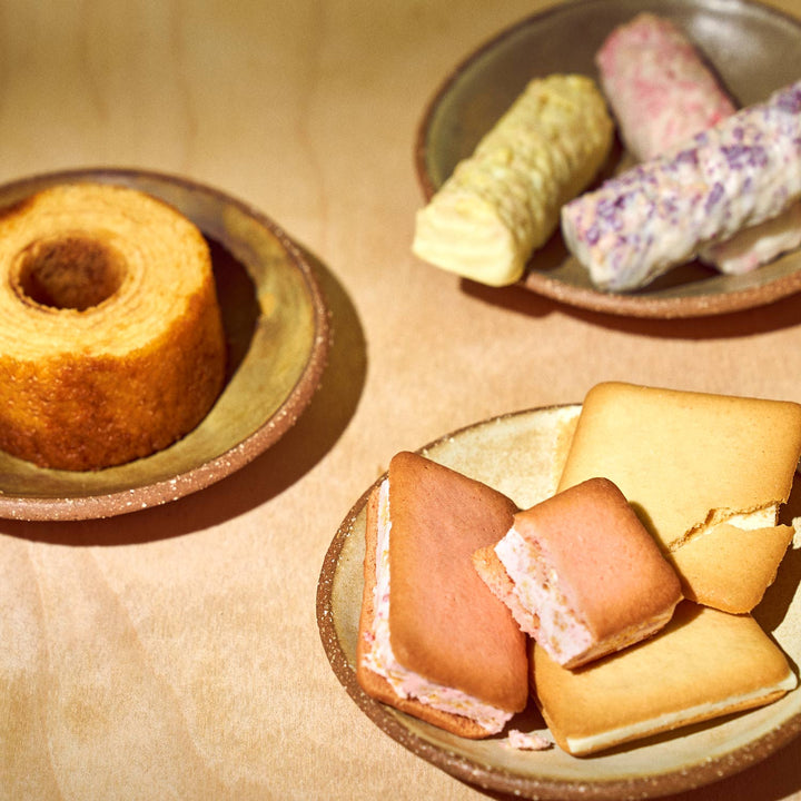 Bokksu Original Sweets Gift Basket (17 Pieces, 6 Flavors)